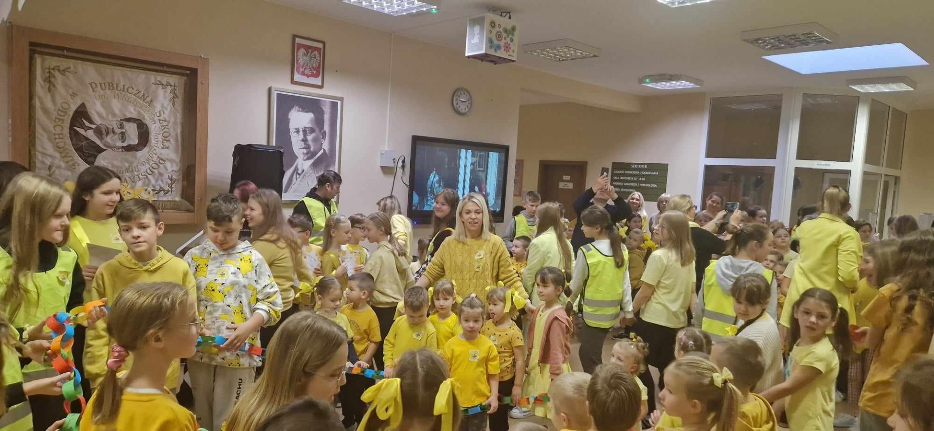 Na zdjęciu widoczna jest cała społeczność szkolna podczas obchodów Dnia Życzliwości.