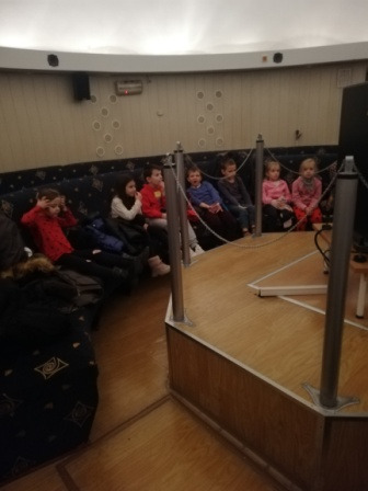 Uczniowie podczas wycieczki do Planetarium