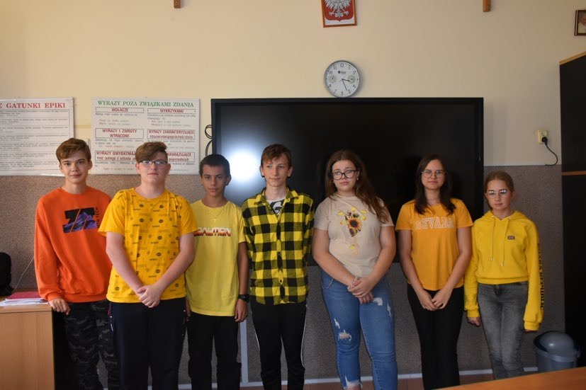 Grupa uczniów w ubraniach w kolorze żółtym
