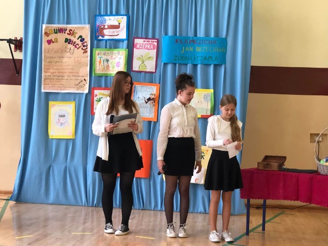 Uczniowie klas starszych recytują wiersze Brzechwy i Tuwima.