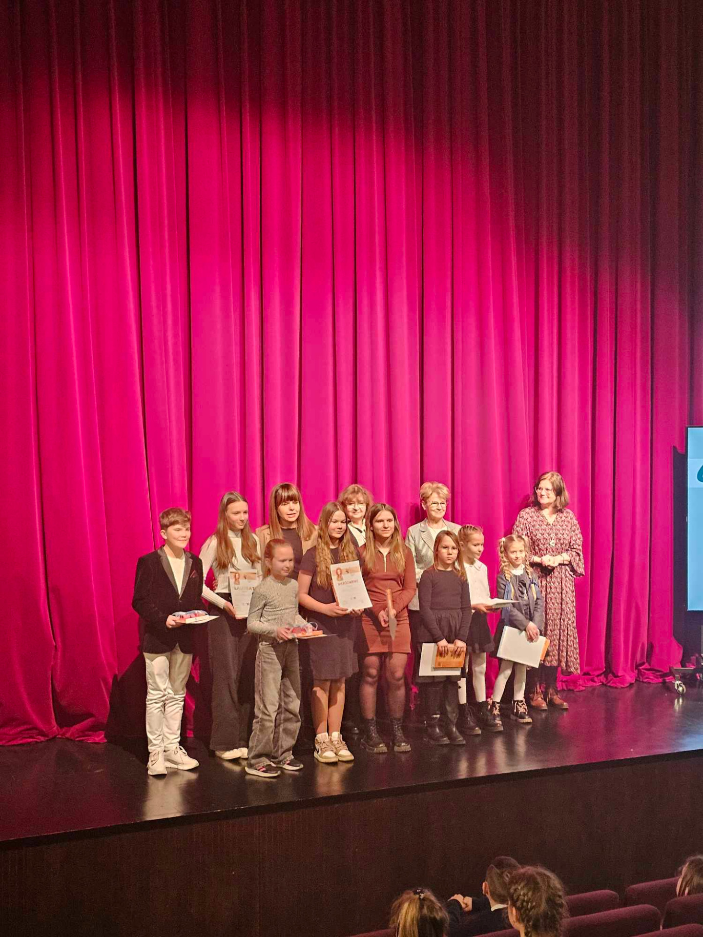 Laureaci Małego Konkursu Recytatorskiego z dyplomami na scenie Pyrzyckiego Domu Kultury.