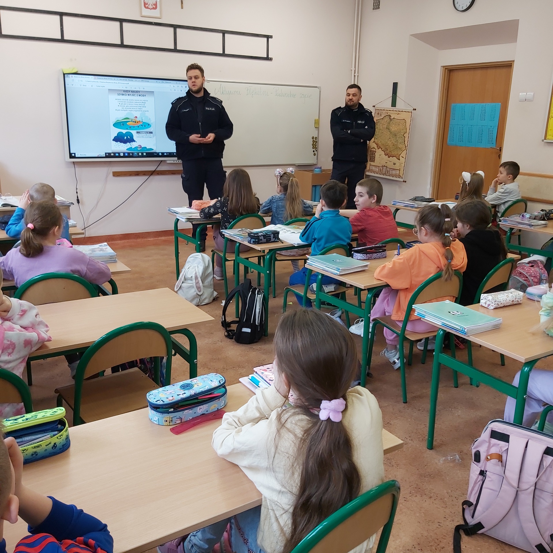 Uczniowie SP Nr 2 im. M. Kopernika w Olecku podczas spotkania z policjantami
