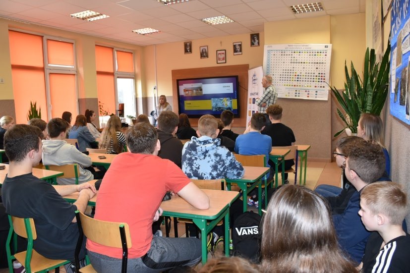 Ósmoklasiści w sali lekcyjnej w czasie spotkania z przedstawicielami dualnych klas branżowych