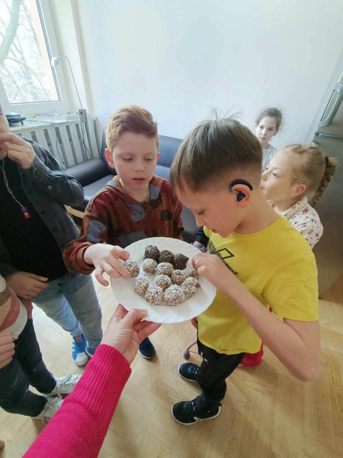 Dzieci częstujące się ciasteczkami