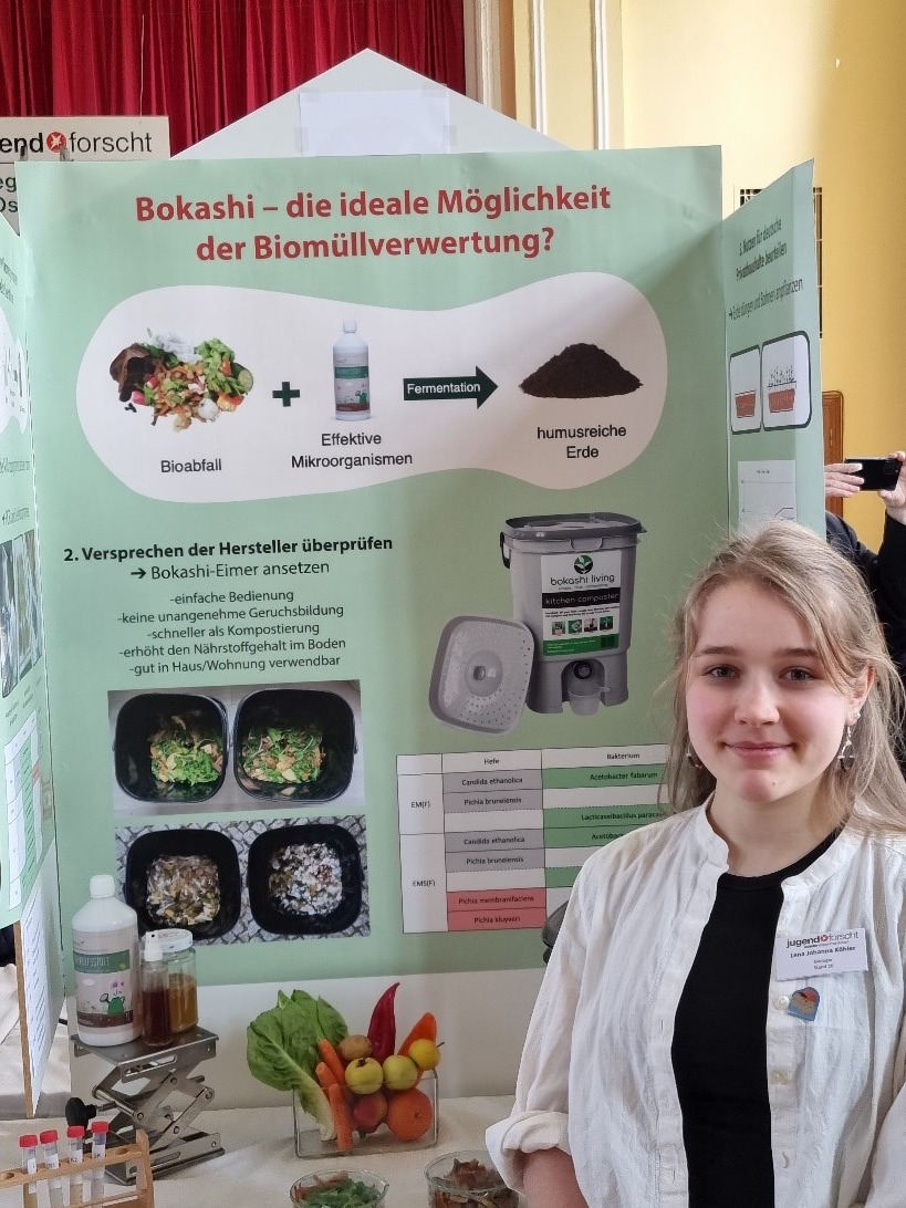 Lena Johanna Köhler und Thao Vi Phan (Kurs 24.1) belegten im Bereich Biologie mit ihrem Projekt „Bioabfallsystem Bokashi" den 1. Platz