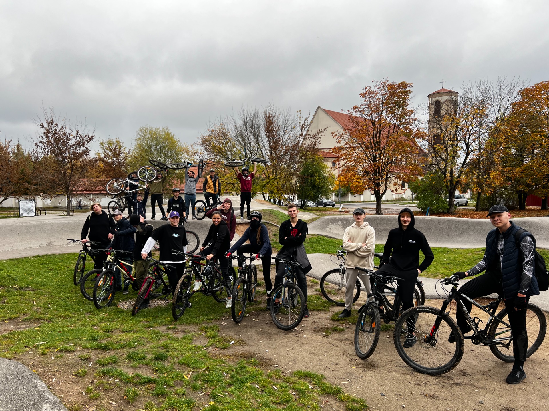 Grupa rowerzystów w trakcie postoju w Wilanowie. 
