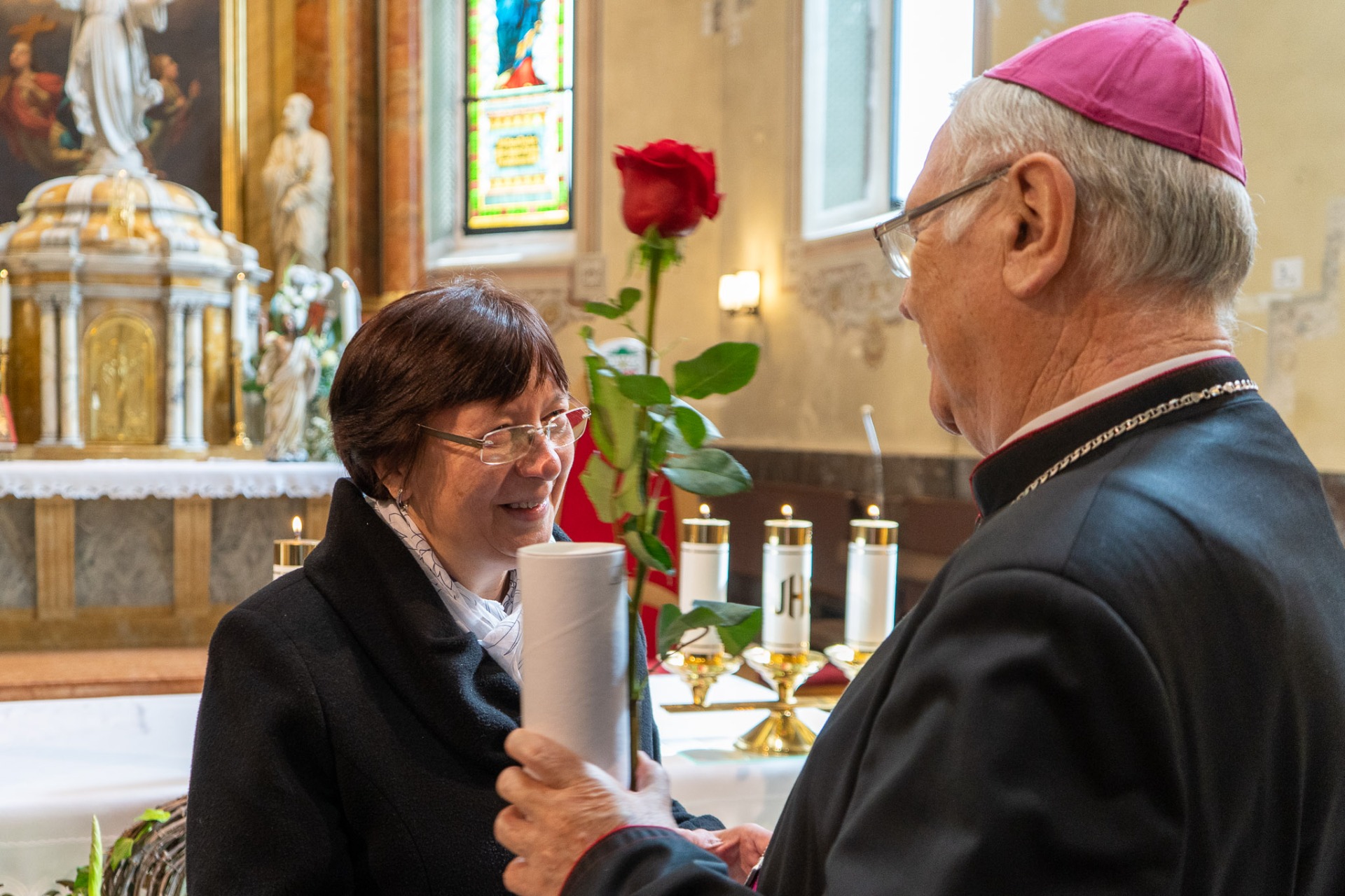 Ocenenie otcom biskupom Tomášom Galisom pani učiteľky Márii Kotlasovej - Obrázok 2