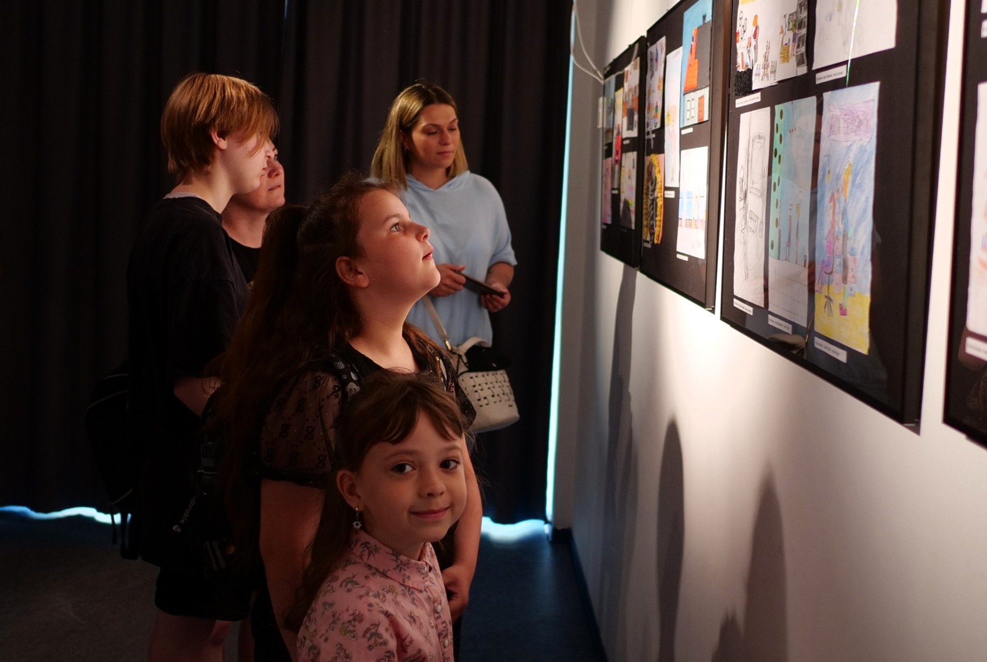 Uczniowie oglądają nagrodzone prace w galerii Pyrzyckiego Domu Kultury.