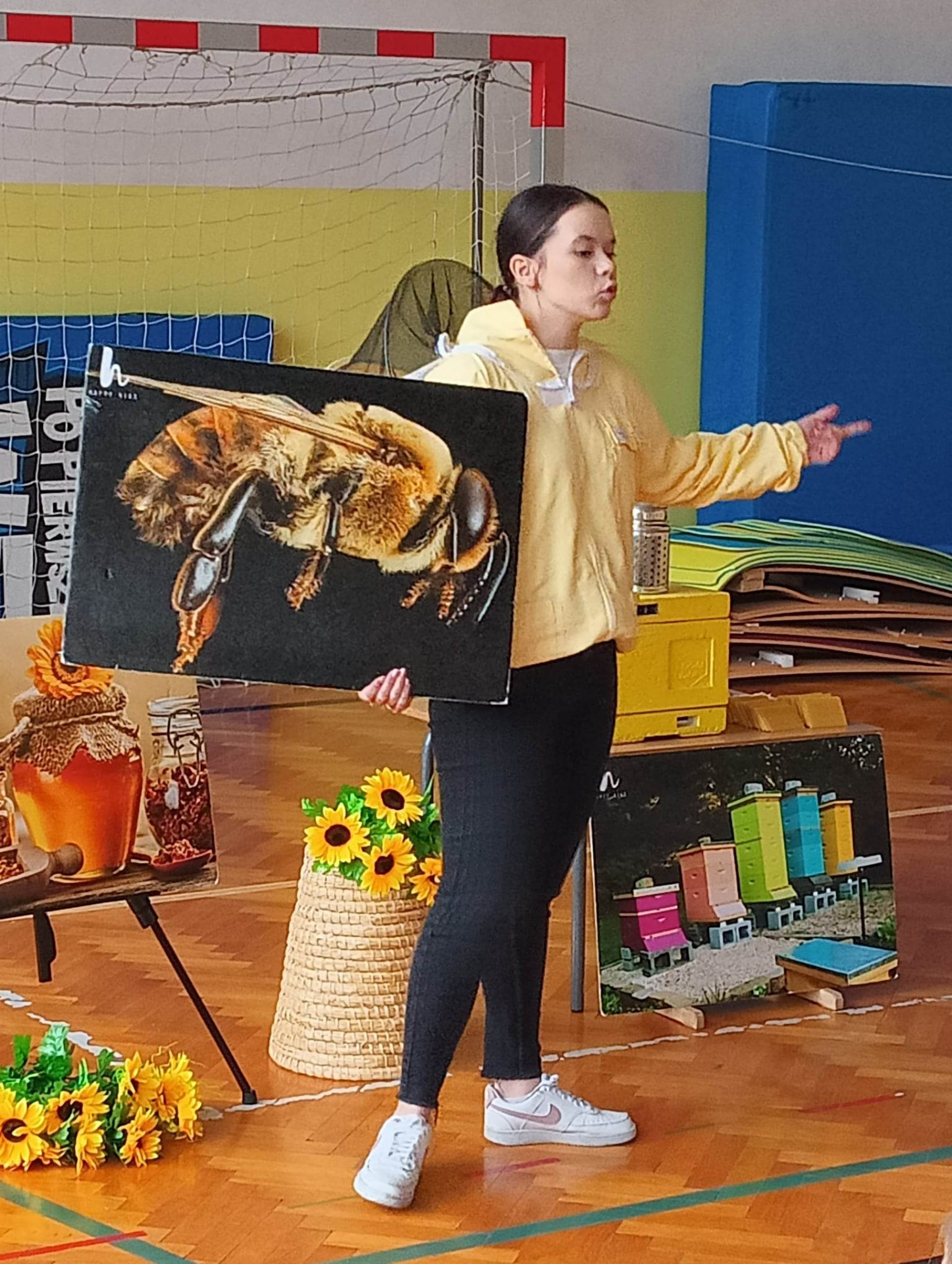Prowadząca prezentuje obraz pszczoły w bardzo dużym powiększeniu.