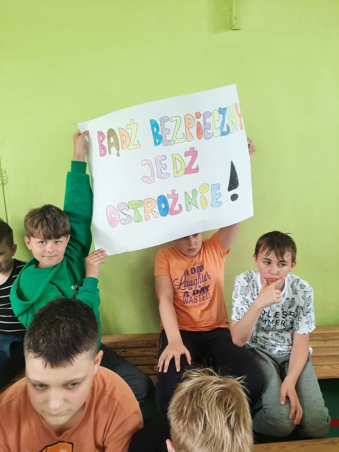 Uczniowie z transparentem podczas Szkolnego Turnieju Ruchu Drogowego.