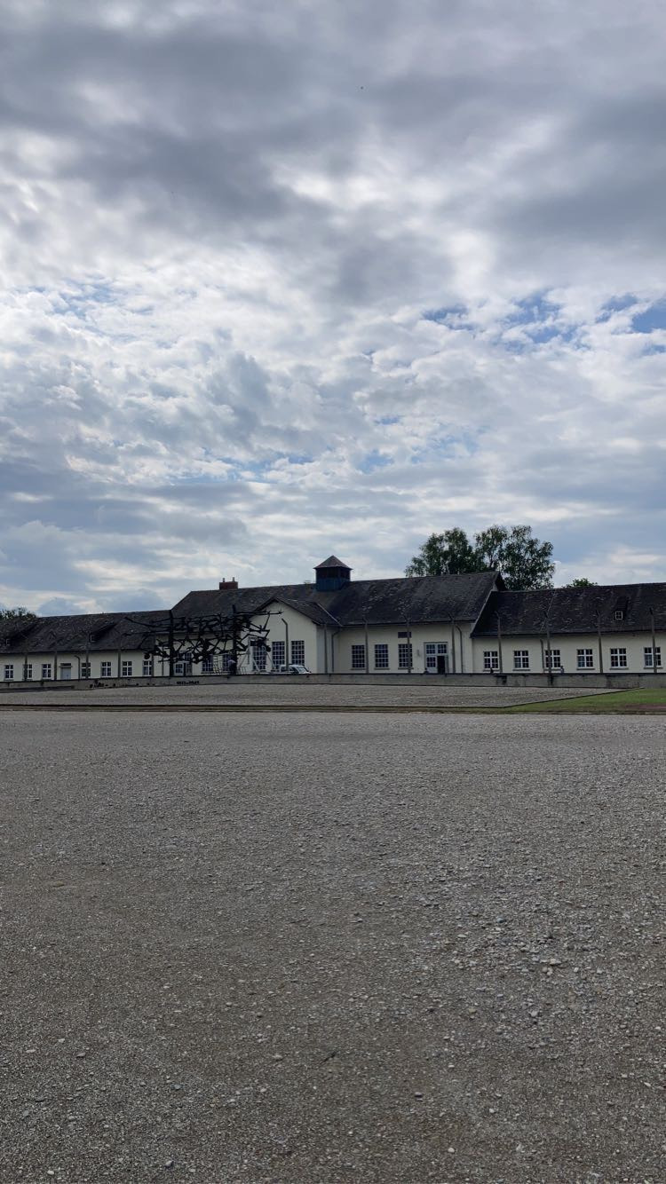 Besuch der Gedenkstätte des ehemaligen KZ Dachau - Bild 1