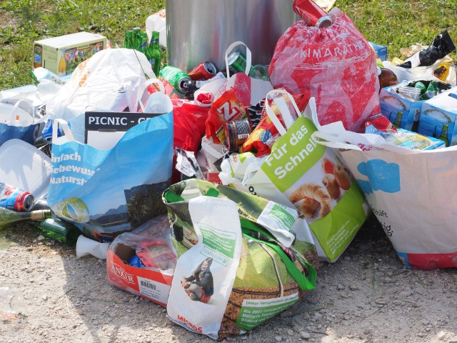 WYNIKI SZKOLNEGO KONKURSU PLASTYCZNEGO „Wszystkie śmieci są nasze” - Obrazek 2