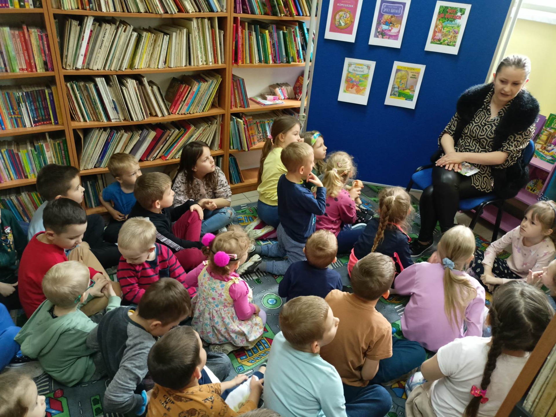 Grupa 3 - latków oraz 6 - latków podczas zajęć w bibliotece
