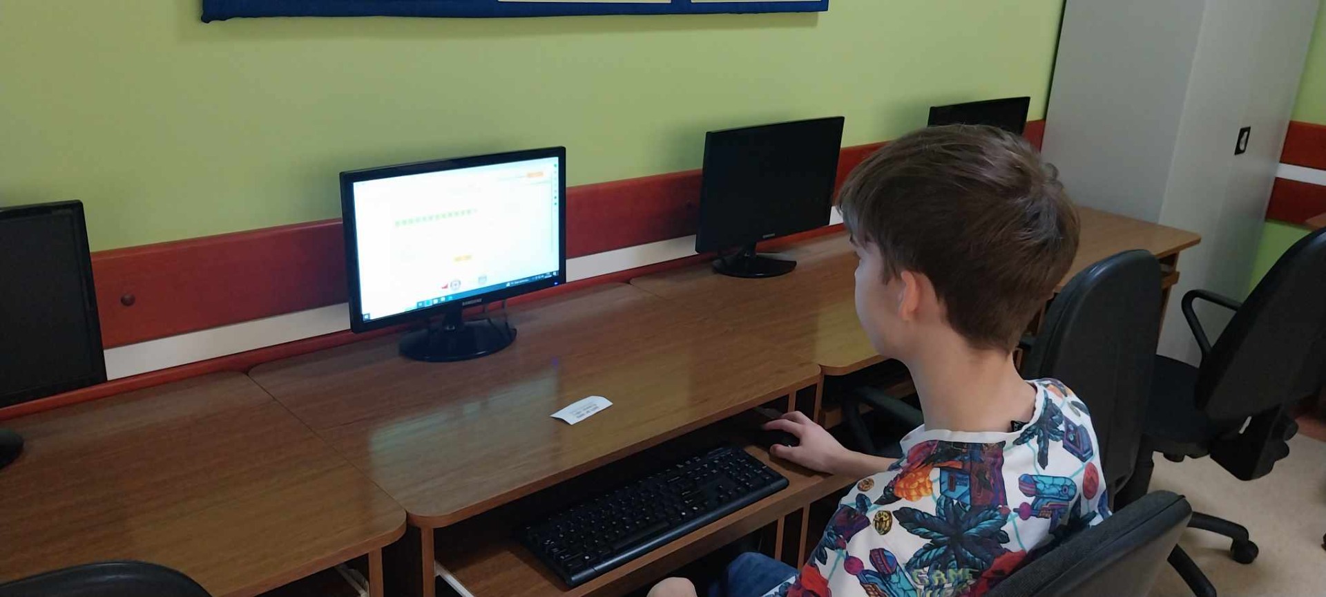 Uczeń rozwiązuje test konkursowy online.