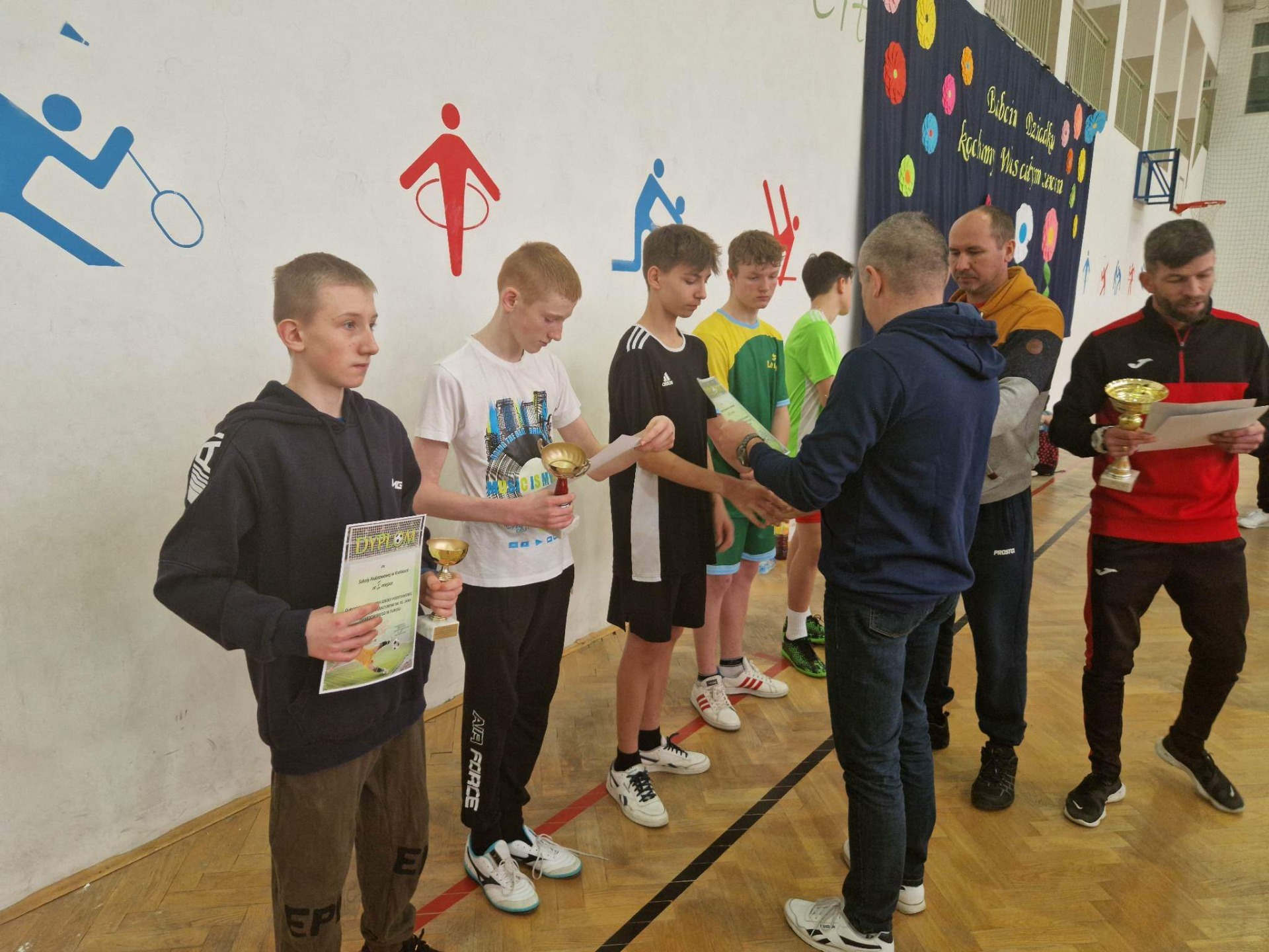Chłopcy zwycięzcami Turnieju w piłkę nożną halową o Puchar Dyrektora Szkoły Podstawowej w Turośli - Obrazek 6