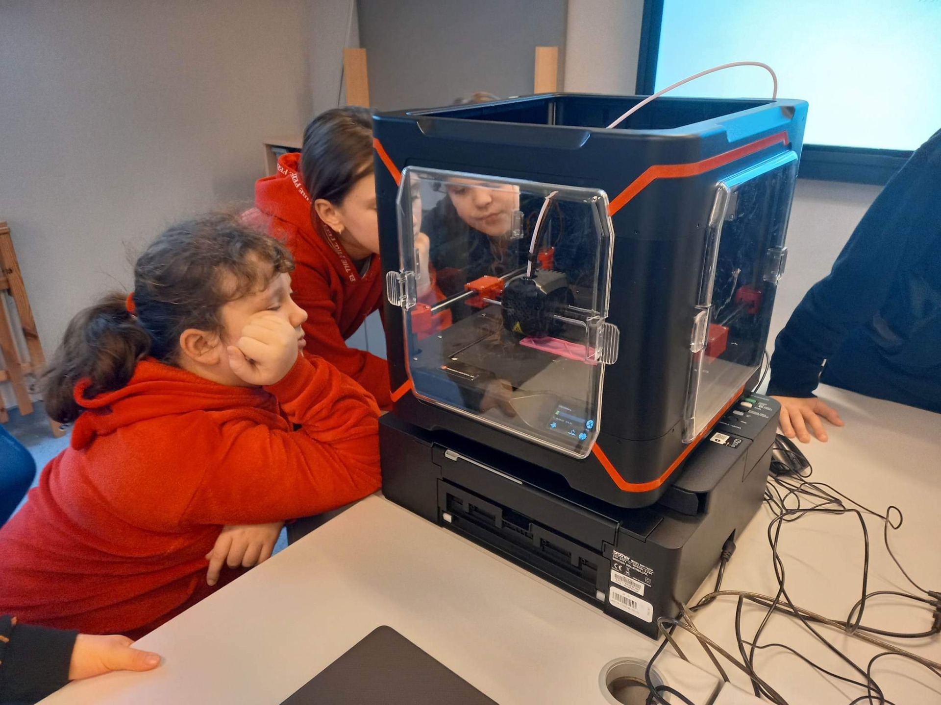 Uczniowie klasy 4, 5 i 6 poznają sposoby wykorzystania druku 3D w praktyce! Panie Piotrze - zajęcia świetne!👏👏👏 - Obrazek 4