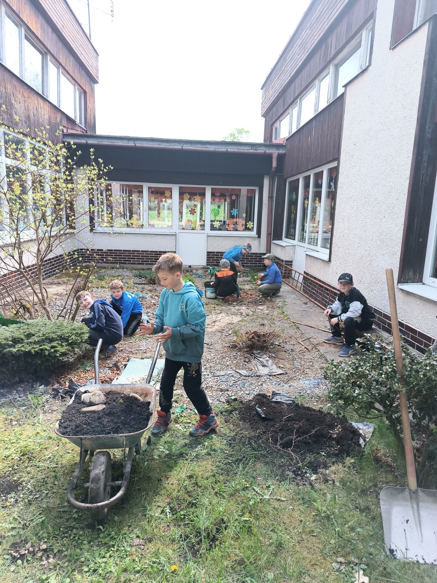 Upratovanie okolia školy v Trstenej - Obrázok 3