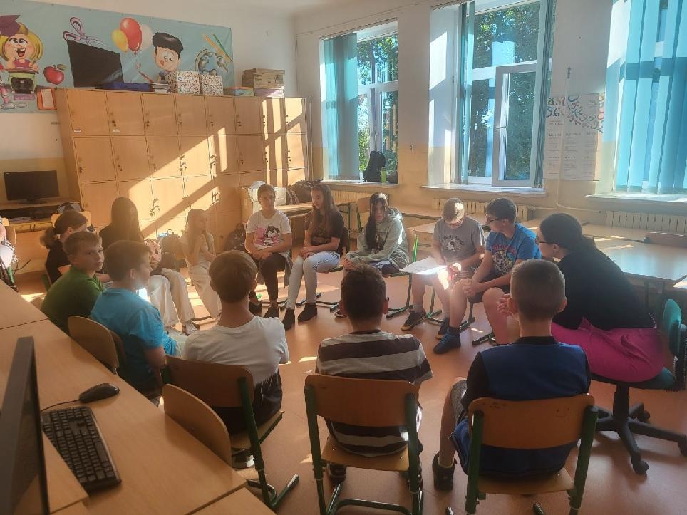Uczniowie klasy VI podczas warsztatów profilaktycznych z trenerami fundacji PRO-FIL z Rzeszowa.