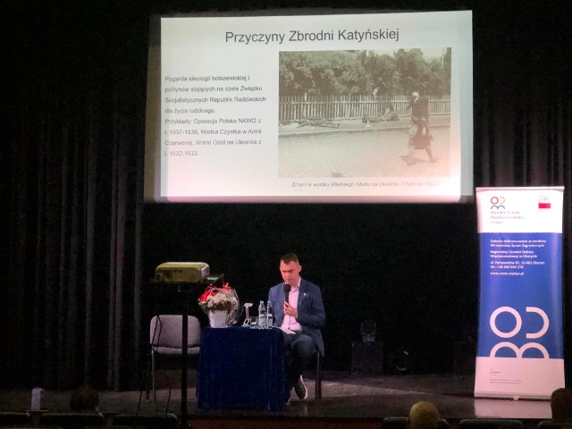 Prezentacja przyczyn zbrodni katyńskiej w POK w Pasłęku.