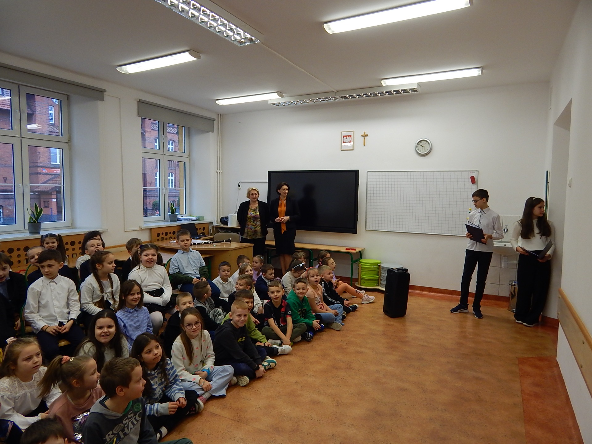 Uczniowie Szkoły Podstawowej Nr 2 im. Mikołaja Kopernika w Olecku podczas Pasowania na czytelnika