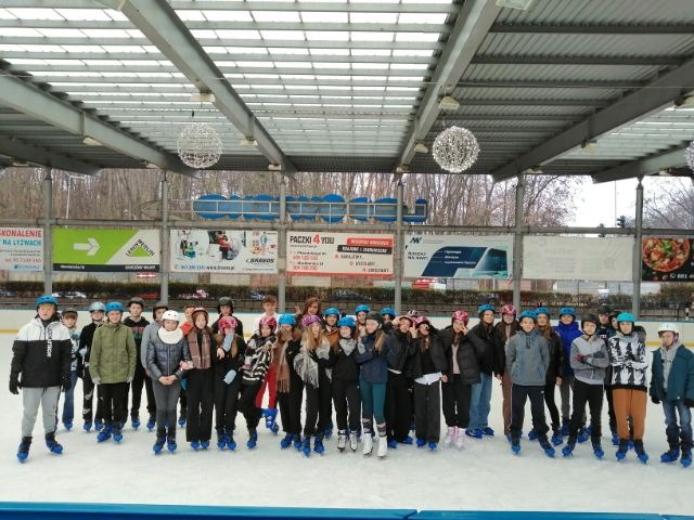 Uczniowie klas ósmych na lodowisku w Gorzowie.