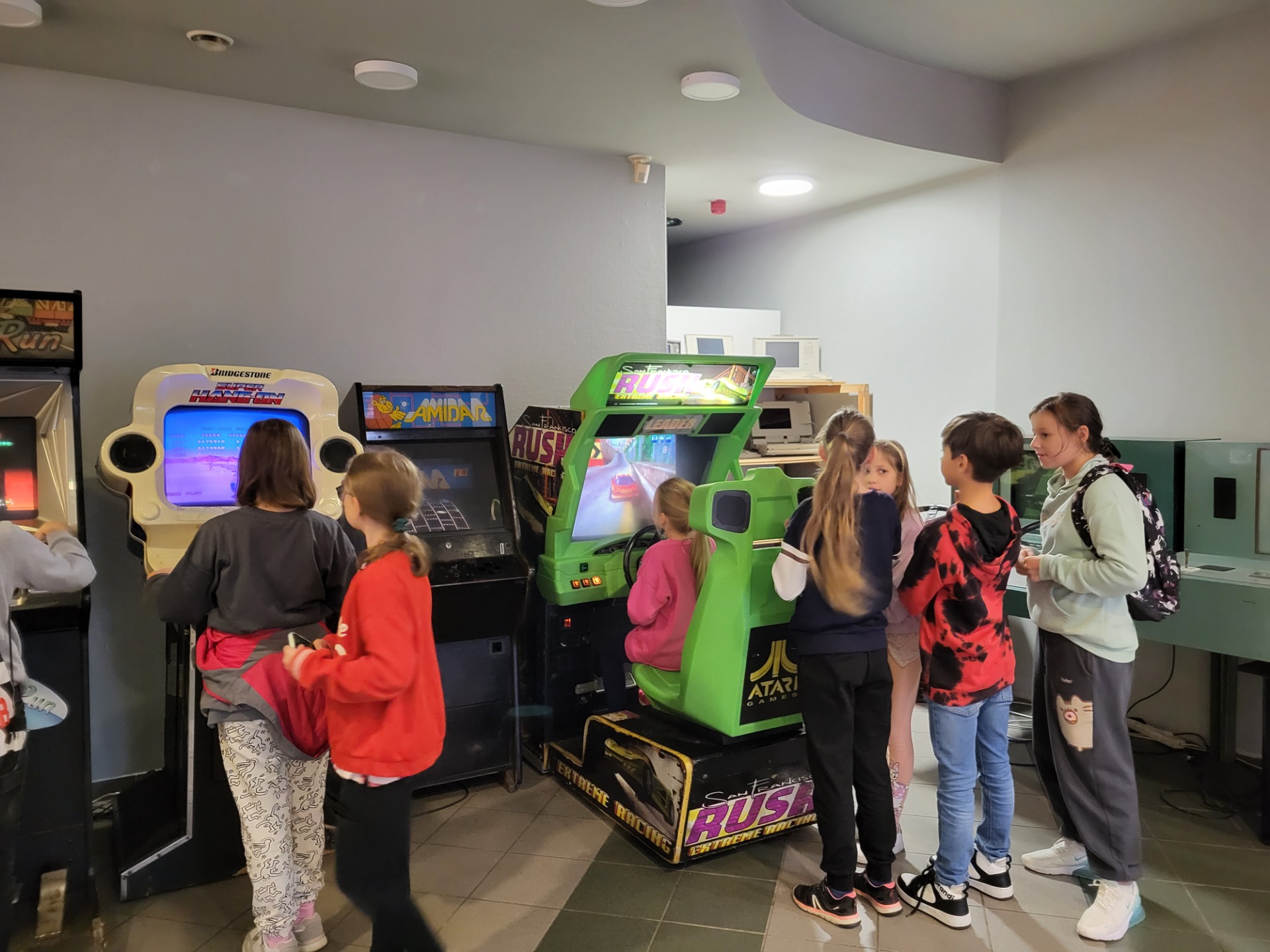 Uczniowie przy kolorowych automatach do gier