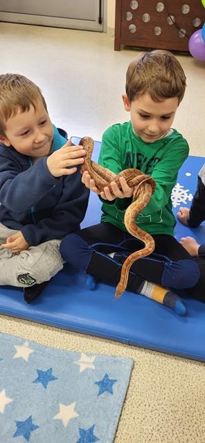 dzieci z wężem na rękach