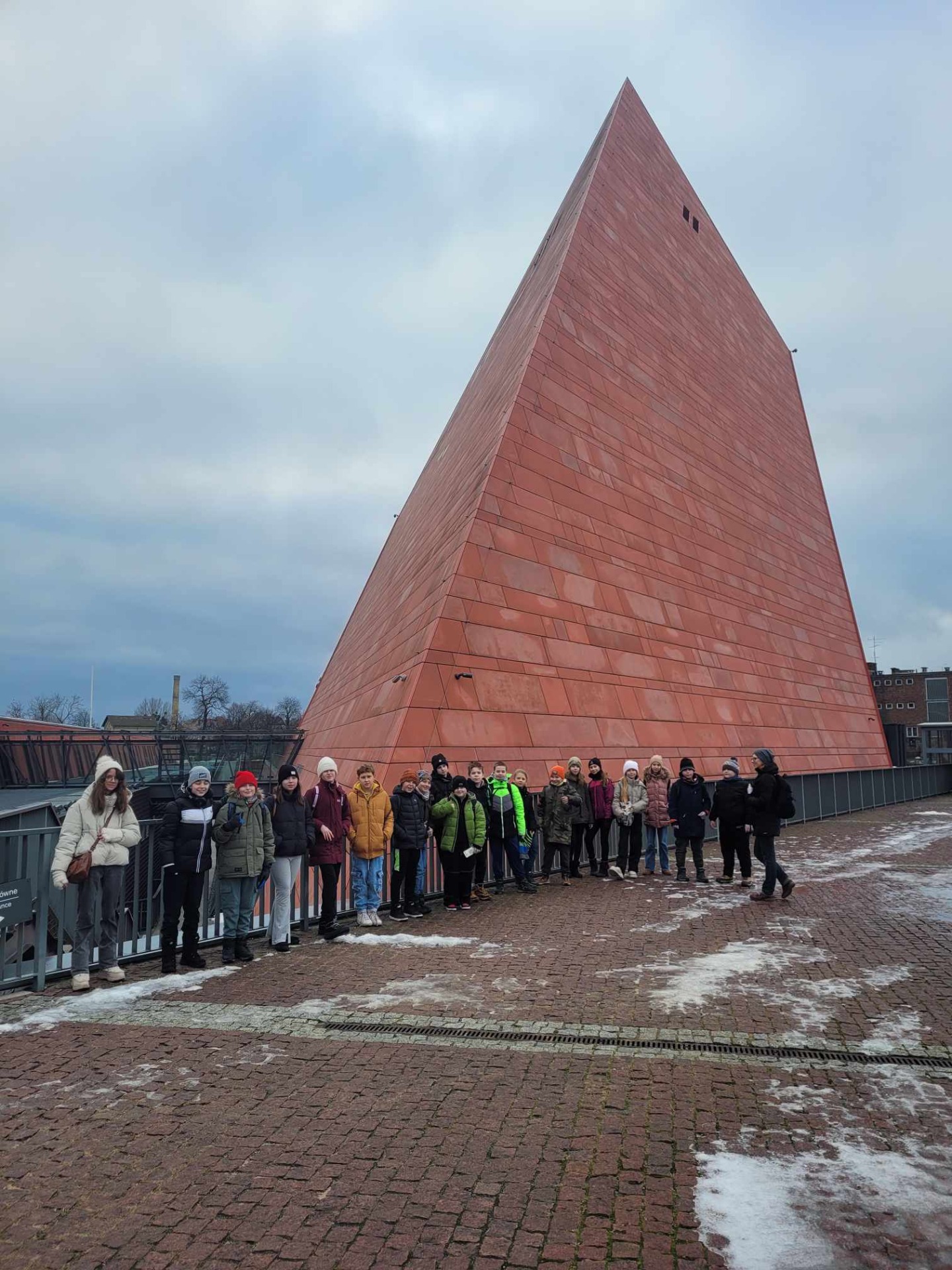 Uczniowie przed budynkiem Muzeum II Wojny Światowej w Gdańsku.