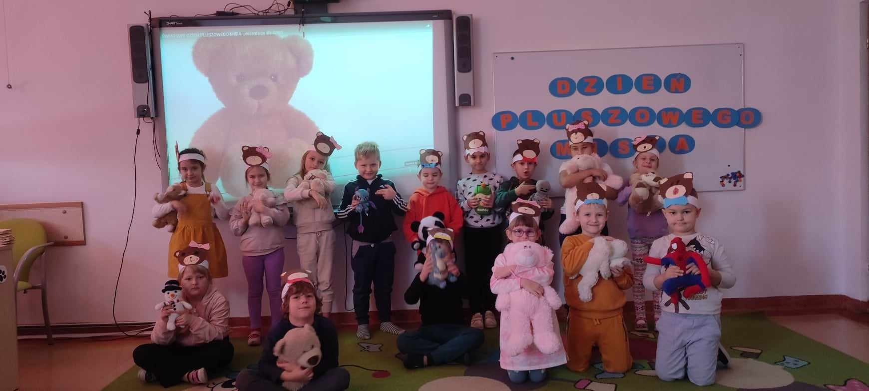 Dzieci z oddziałów przedszkolnych Szkoły Podstawowej Nr 2 im. Mikołaja Kopernika w Olecku z maskotkami w Światowym Dniu Pluszowego Misia