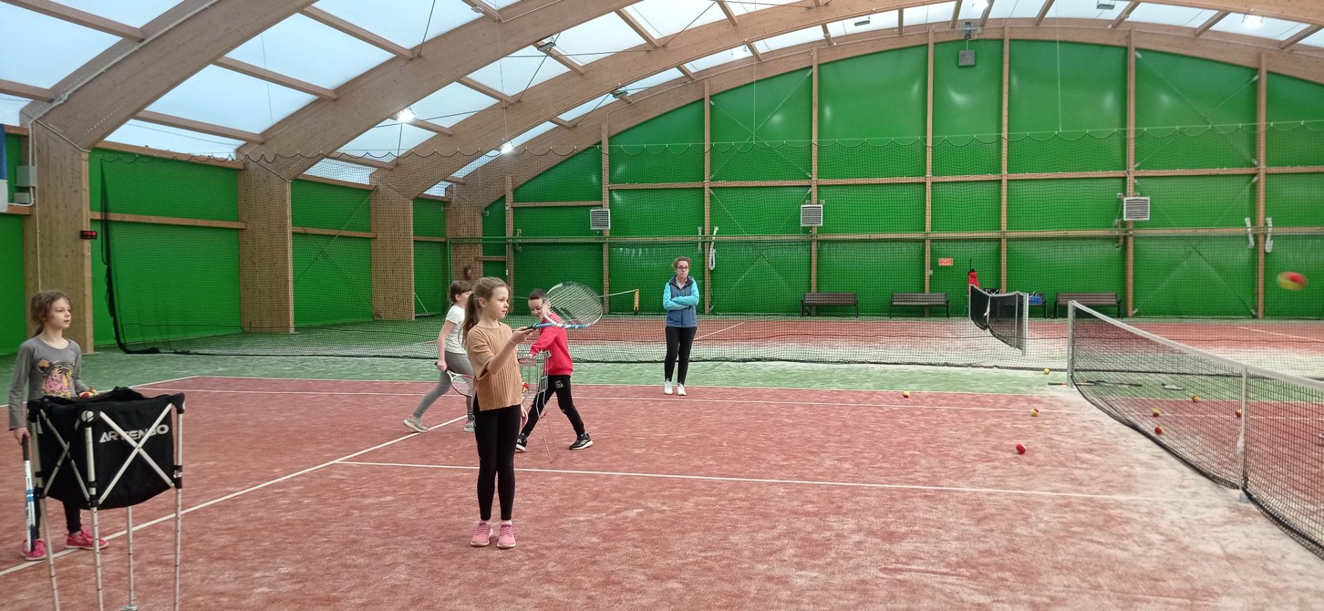 Klasa 2 dzielnie uczy się grać w tenisa ziemnego! BRAWO!👏👍💖 - Obrazek 2
