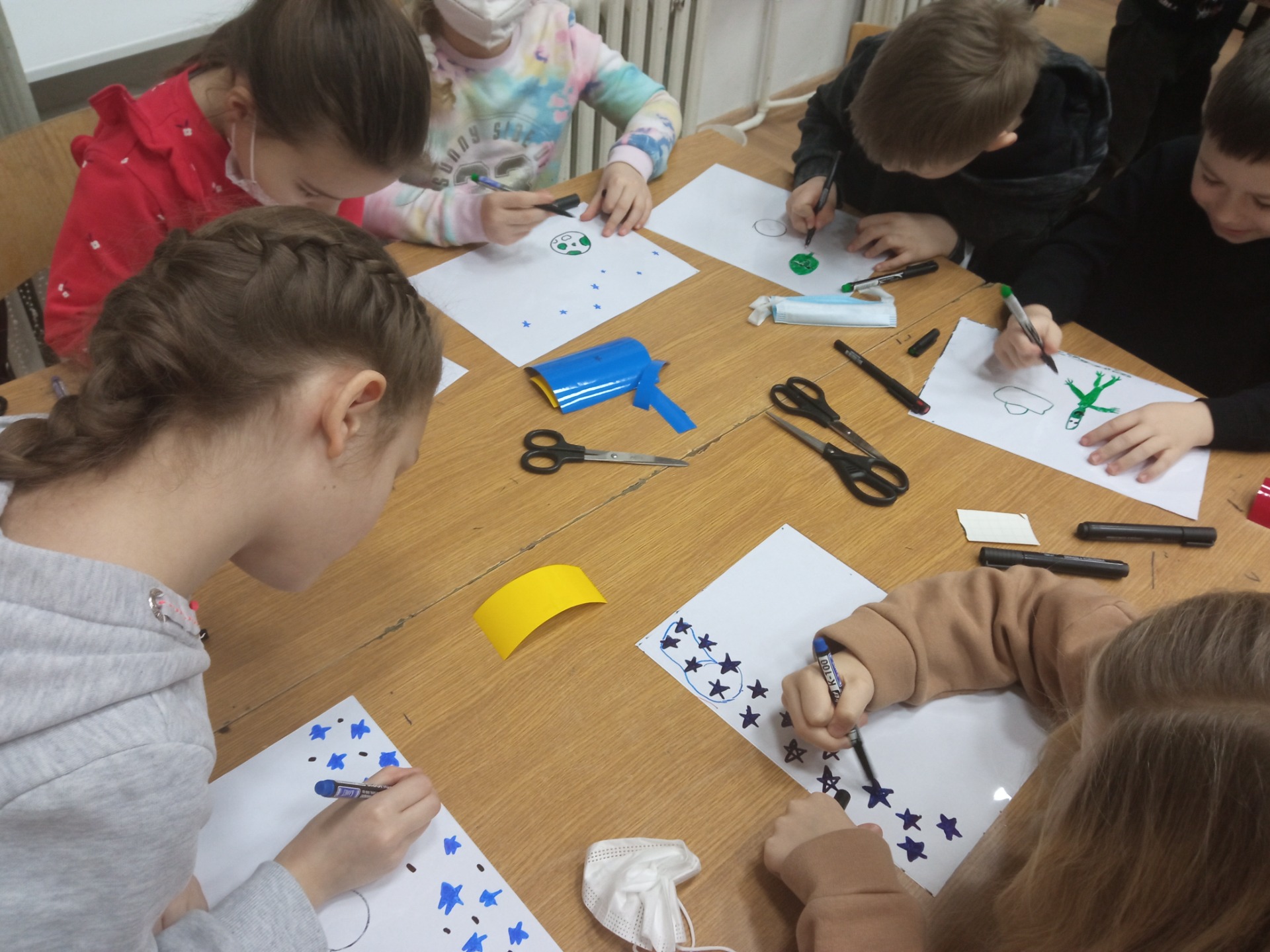 W czwartek 13 stycznia klasy drugie wzięły udział w kolejnych zajęciach w Miejskim Ośrodku Sztuki w ramach cyklu "Karuzela". Tym razem dzieci stworzyły animację na przezroczystej folii pod okiem Evgeniyi Klemby. - Obrazek 1