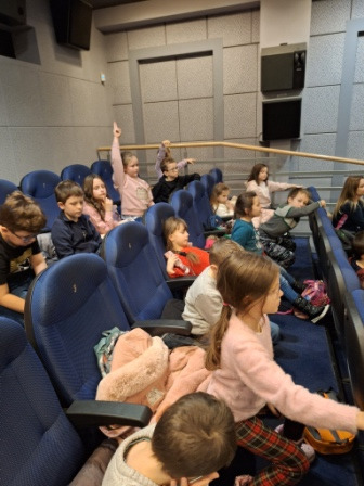 Uczniowie podczas wyjścia do kina OKF "Iluzja"