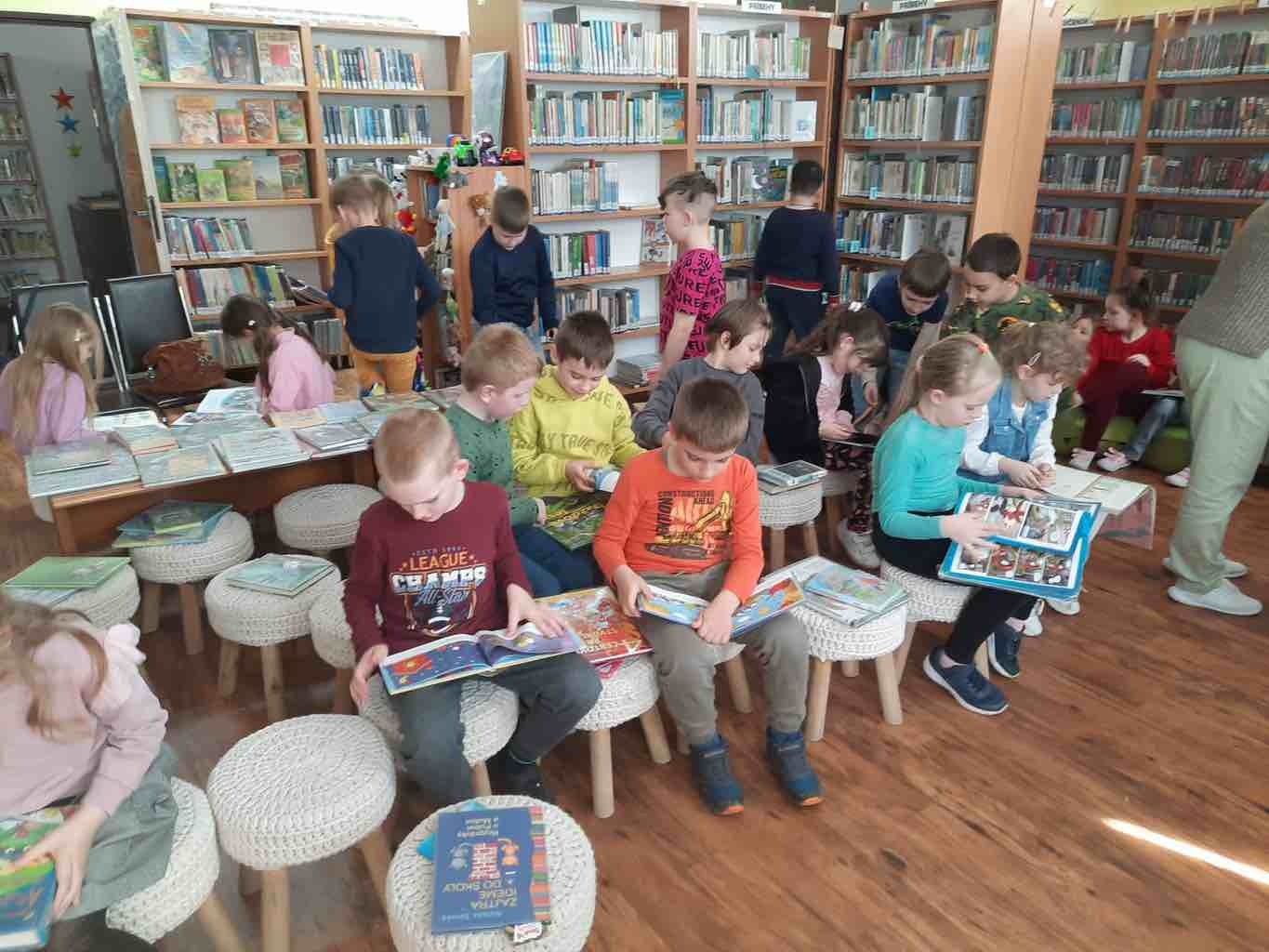 Prváci so Školským klubom detí v knižnici - Obrázok 2