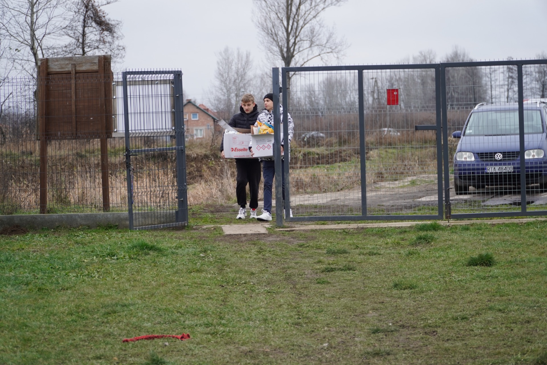 Członkowie Samorządu Uczniowskiego rozładowują karmę uzbieraną przez dzieci w szkole.