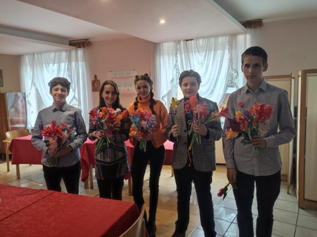 Uczniowie z kwiatami dla Seniorek