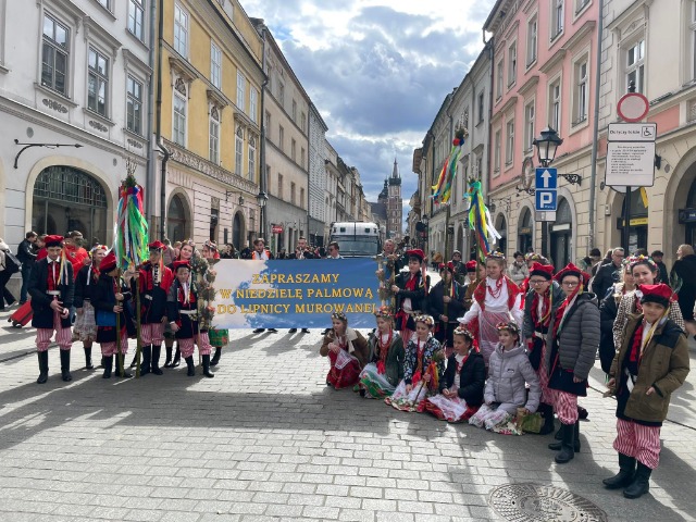 Nasi uczniowie w Krakowie na promocji Niedzieli Palmowej  - Obrazek 6
