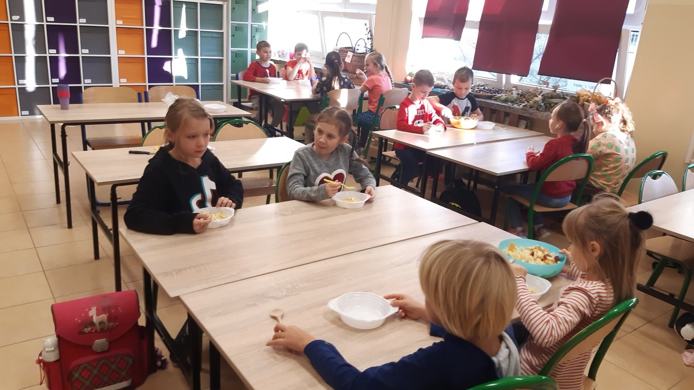 Warsztaty kulinarne z okazji Europejskiego Dnia Odżywiania i Gotowania w klasie Ia - Obrazek 3