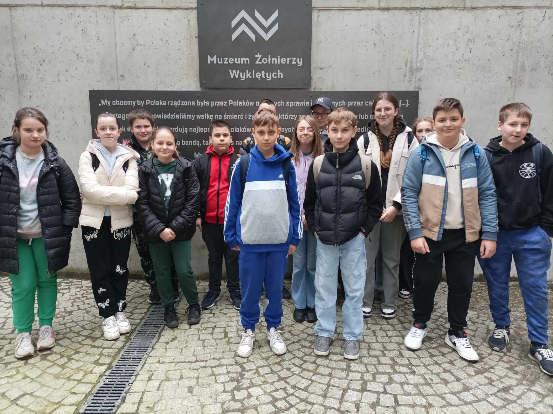Grupa uczniów przed Muzeum Żołnierzy Wyklętych w Ostrołęce.
