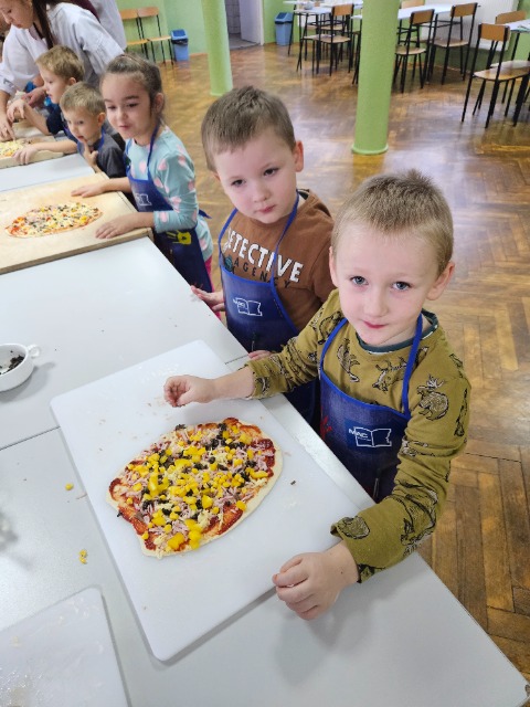 Przedszkolaki na warsztatach kulinarnych w ZSAE w Weryni - Obrazek 5