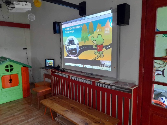 Dziś w grupach Pszczółek🐝 i Biedronek🐞 uczestniczyliśmy w projekcie edukacyjnym: „Bezpieczna Szkoła Krokodylka Tirka”. - Obrazek 3