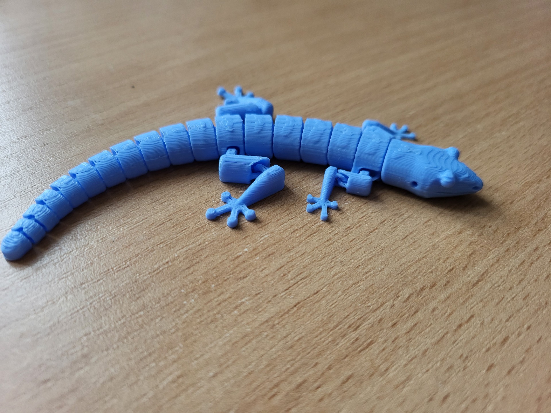 Niebieski gekon wykonany za pomocą drukarki 3D.